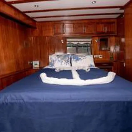 Atinayachting ספינת מלון מרמריס