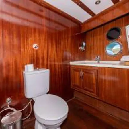 ספינת מלון Atinayachting מרמריס